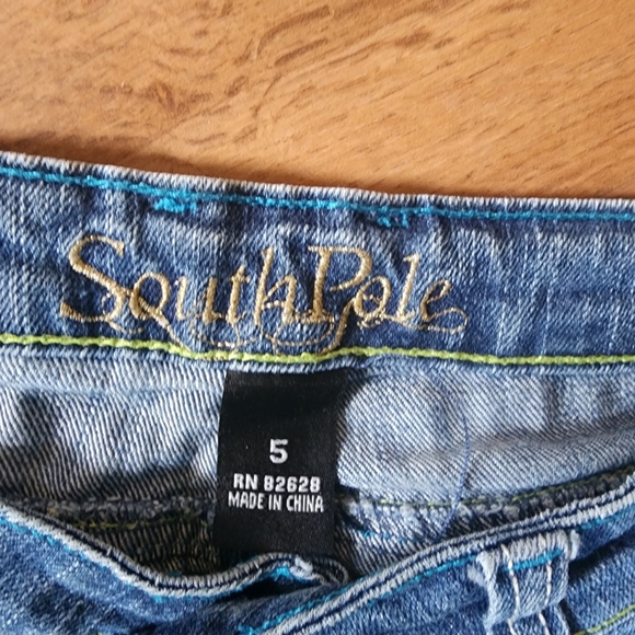 South Pole Denim Capris With SOUTH Embroidered on Back Pocket and Left Leg Sz 5 - Picture 7 of 7
